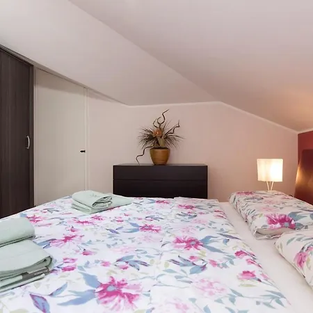Apartment Sara S Predivnim Pogledom Na *
