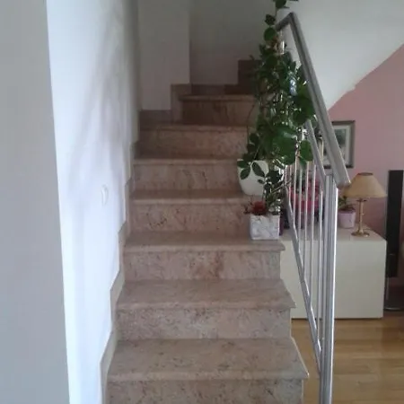 Sara S Predivnim Pogledom Na Matulji