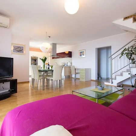 Sara S Predivnim Pogledom Na Matulji